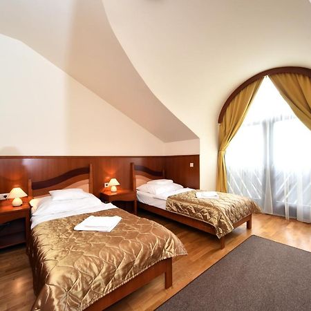 Hotel Kumania Kisujszallas Exteriör bild