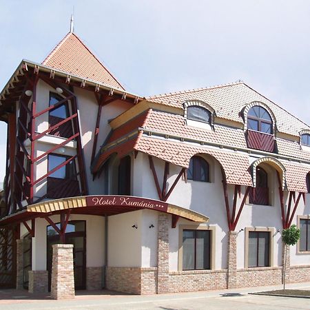 Hotel Kumania Kisujszallas Exteriör bild