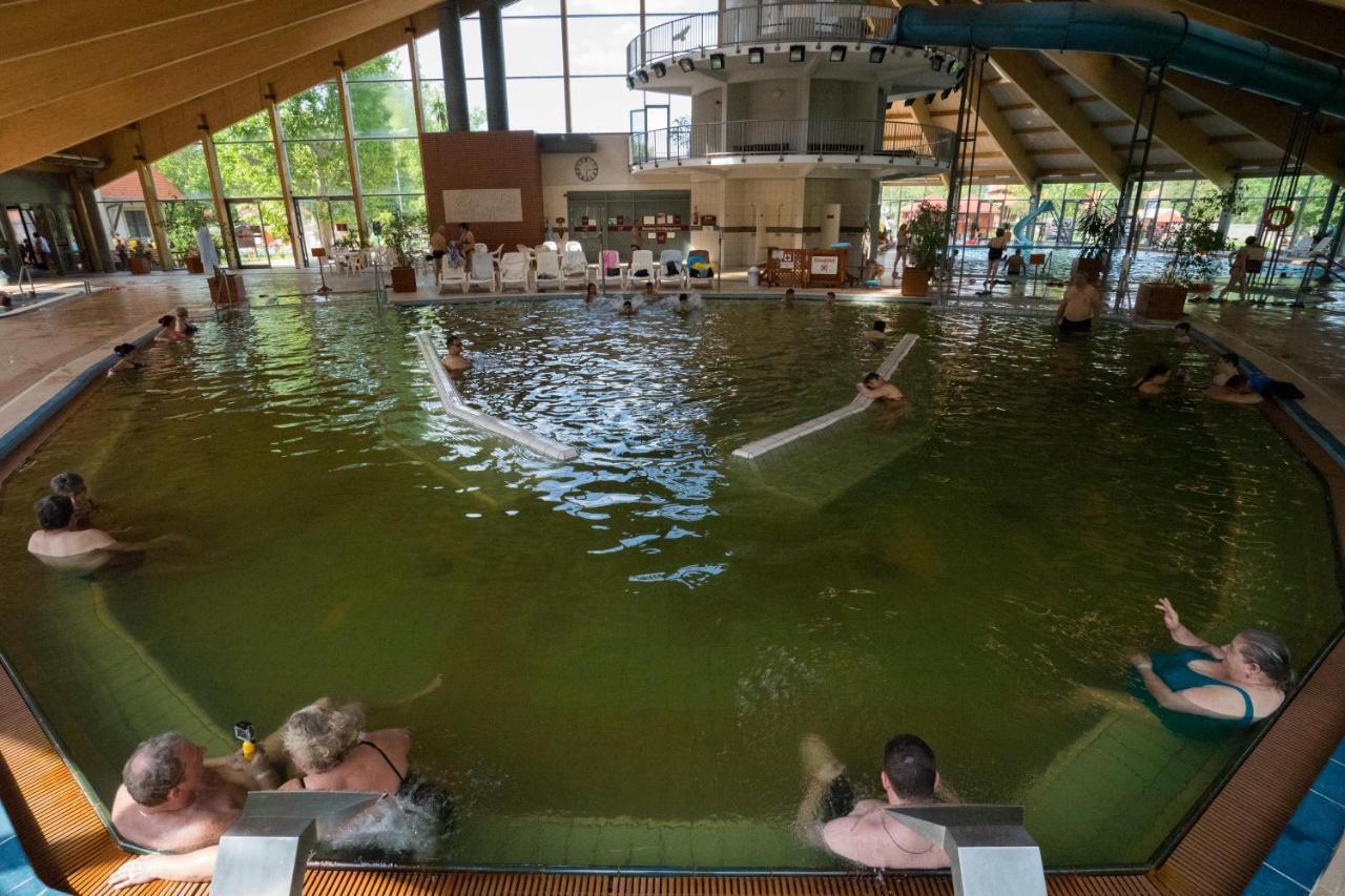 Hotel Kumania Kisujszallas Exteriör bild