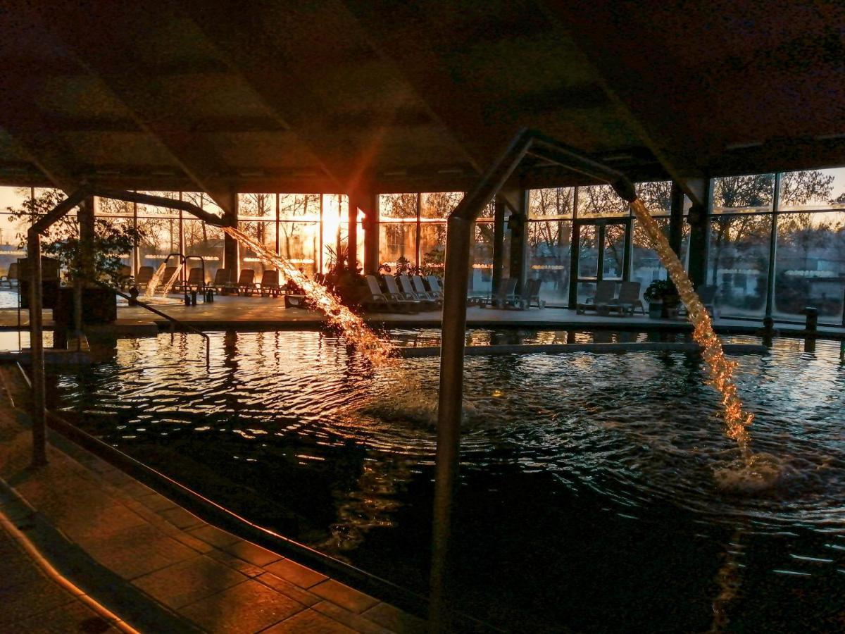 Hotel Kumania Kisujszallas Exteriör bild