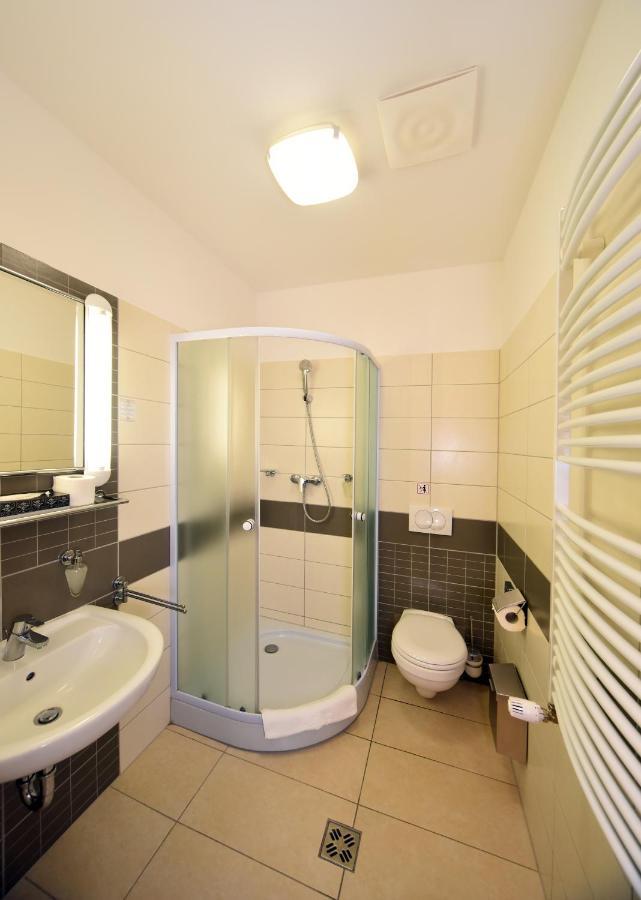 Hotel Kumania Kisujszallas Exteriör bild