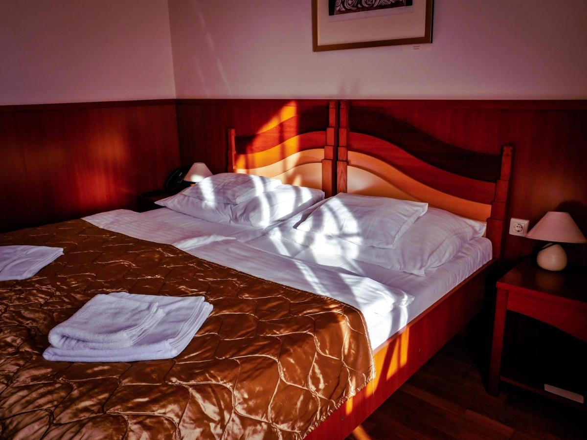 Hotel Kumania Kisujszallas Exteriör bild