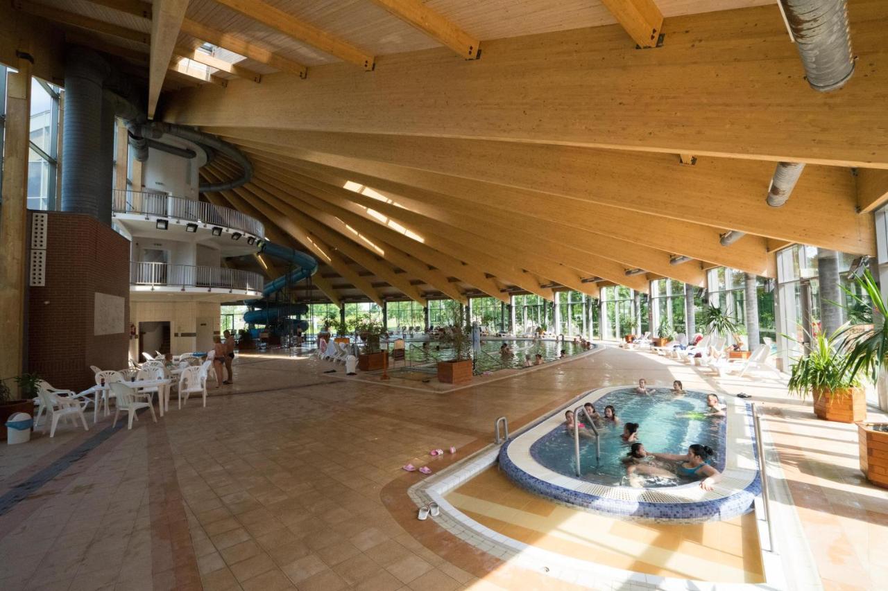 Hotel Kumania Kisujszallas Exteriör bild