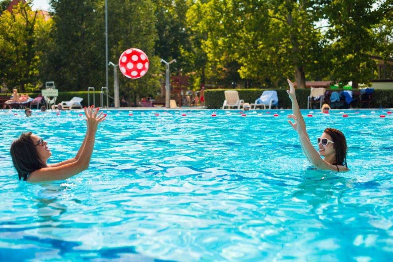 Hotel Kumania Kisujszallas Exteriör bild
