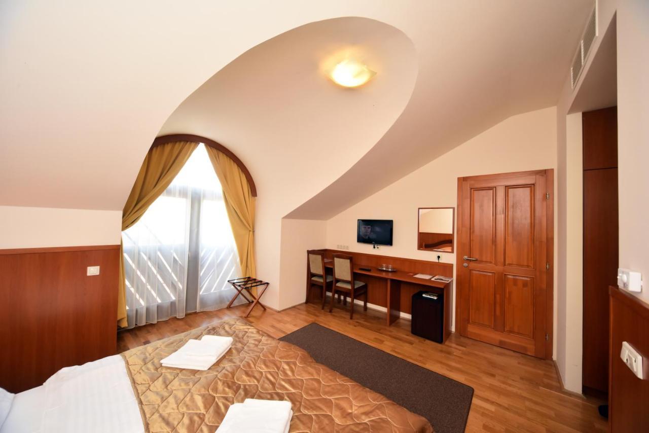 Hotel Kumania Kisujszallas Exteriör bild
