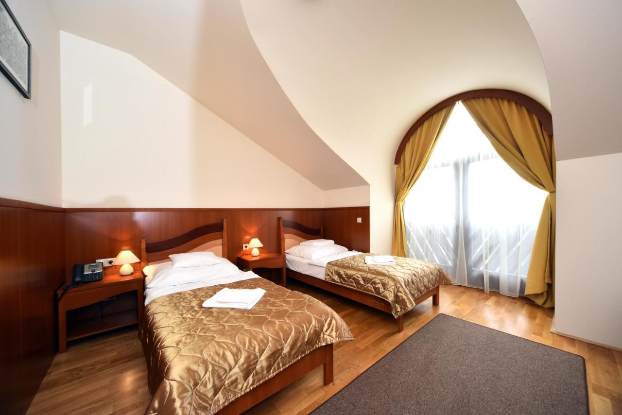 Hotel Kumania Kisujszallas Exteriör bild