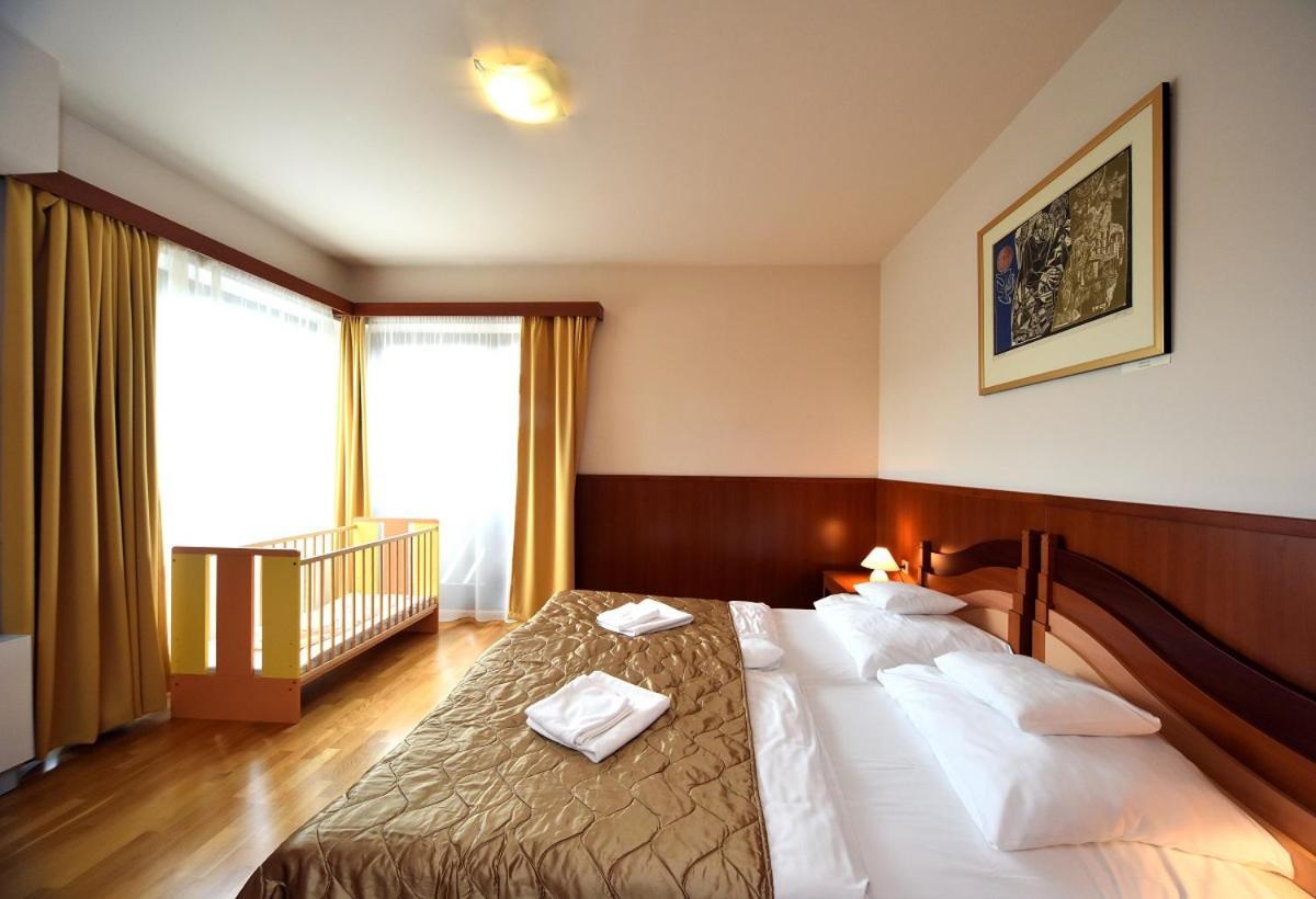 Hotel Kumania Kisujszallas Exteriör bild
