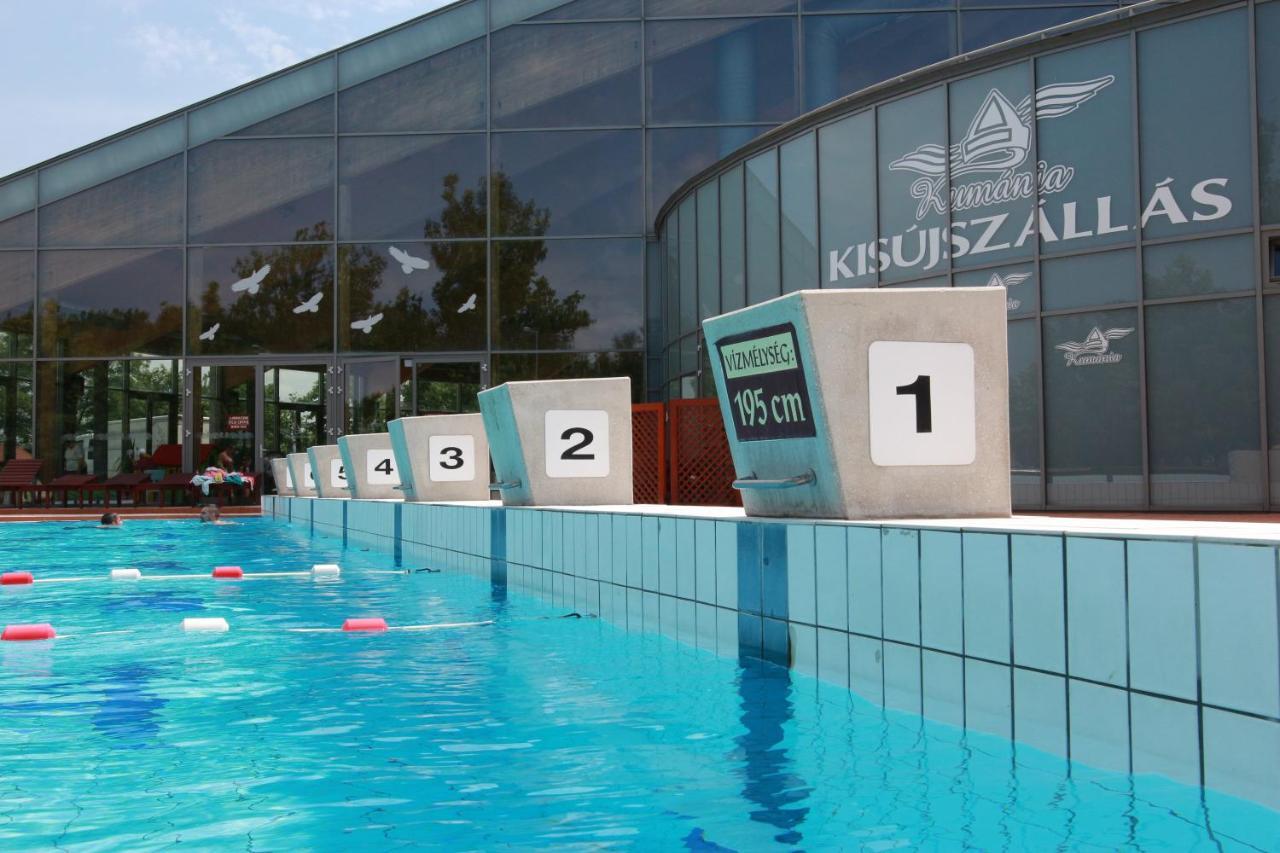 Hotel Kumania Kisujszallas Exteriör bild