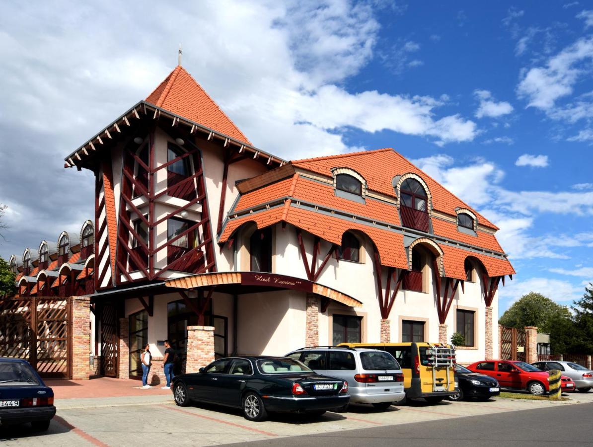 Hotel Kumania Kisujszallas Exteriör bild