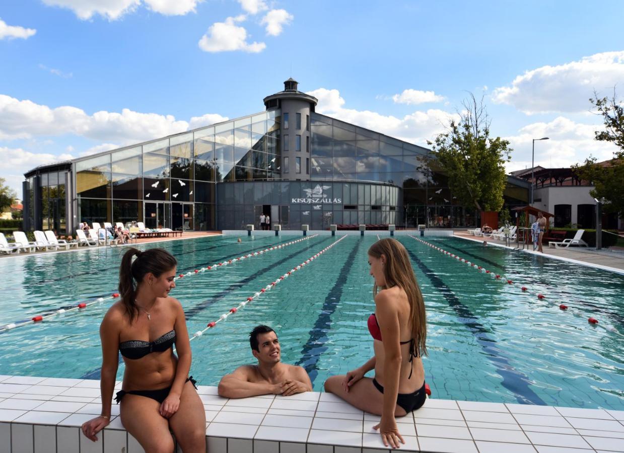 Hotel Kumania Kisujszallas Exteriör bild