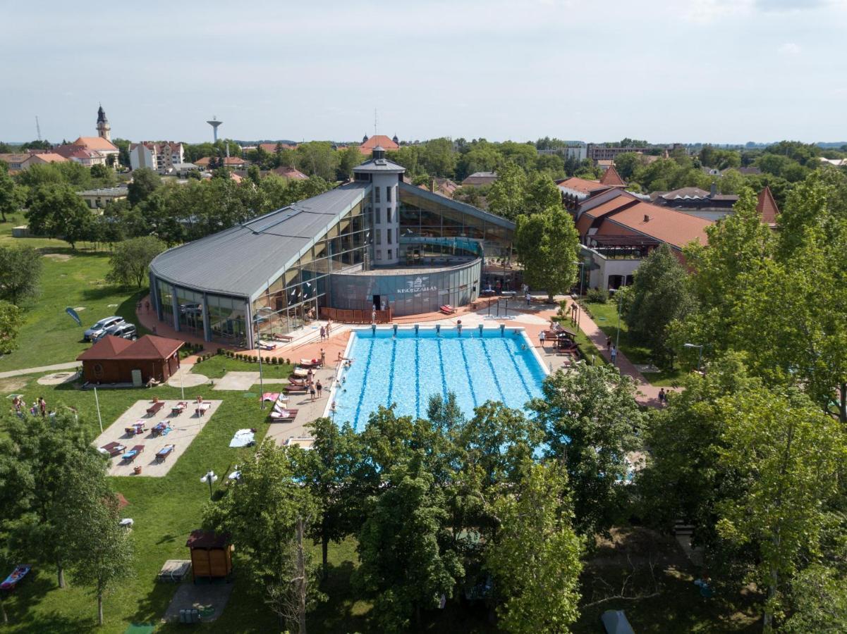 Hotel Kumania Kisujszallas Exteriör bild