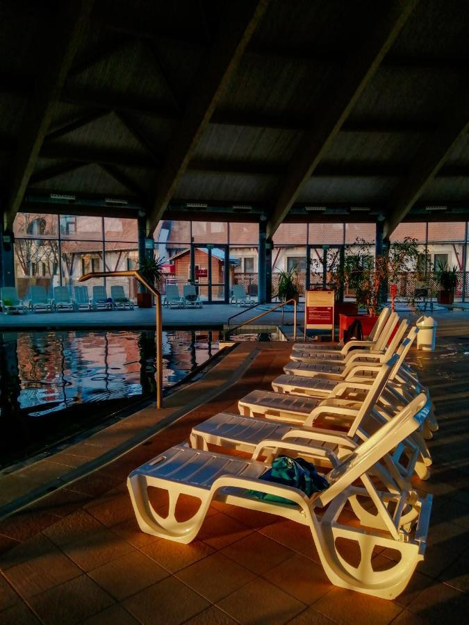 Hotel Kumania Kisujszallas Exteriör bild