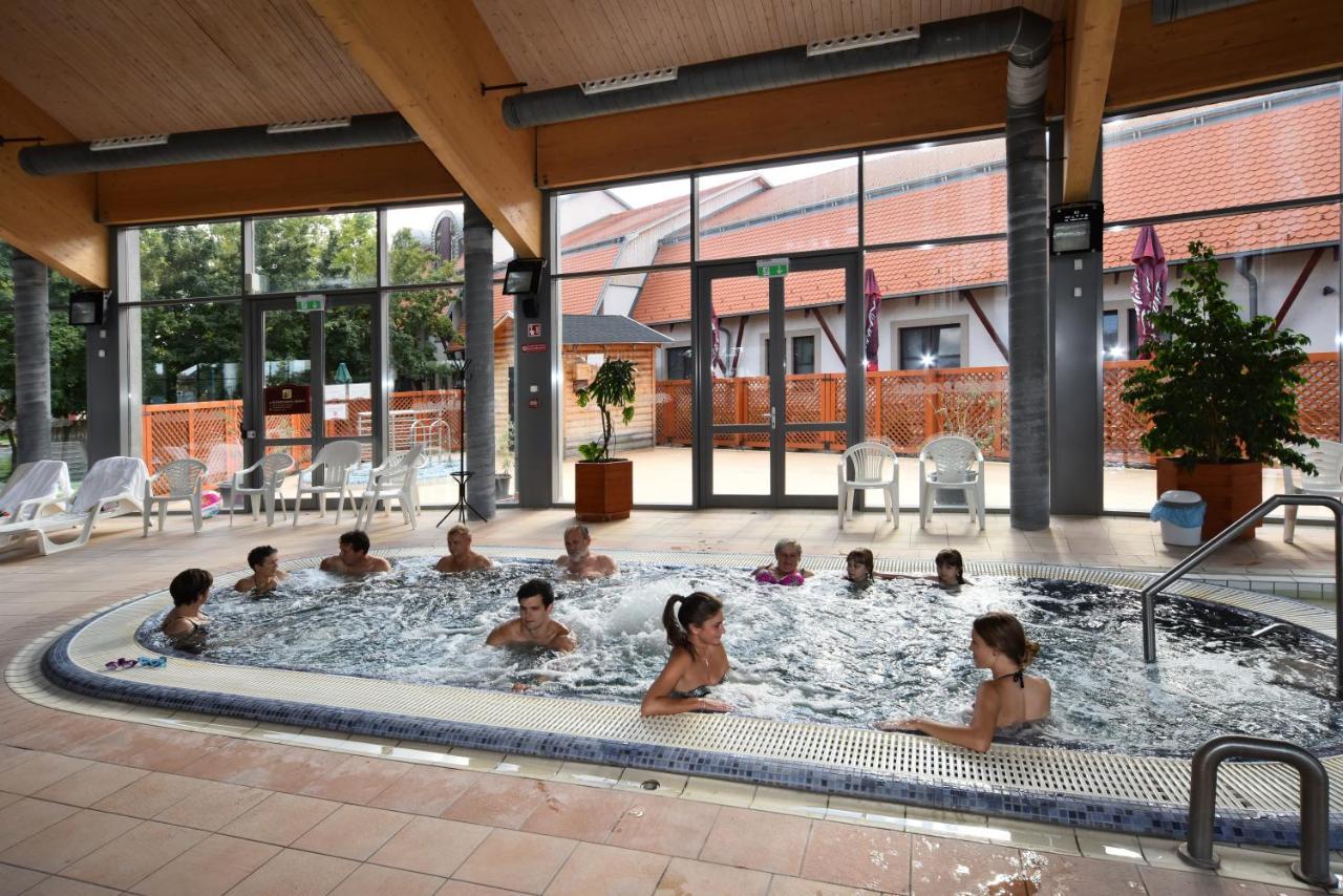 Hotel Kumania Kisujszallas Exteriör bild