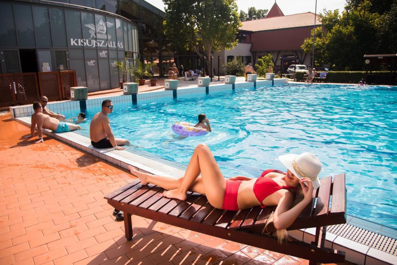 Hotel Kumania Kisujszallas Exteriör bild