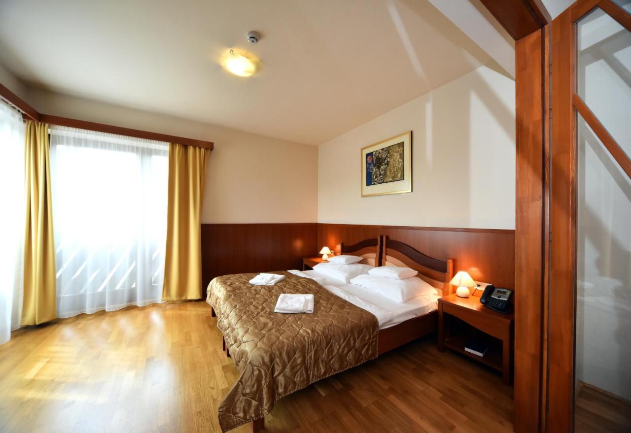 Hotel Kumania Kisujszallas Exteriör bild