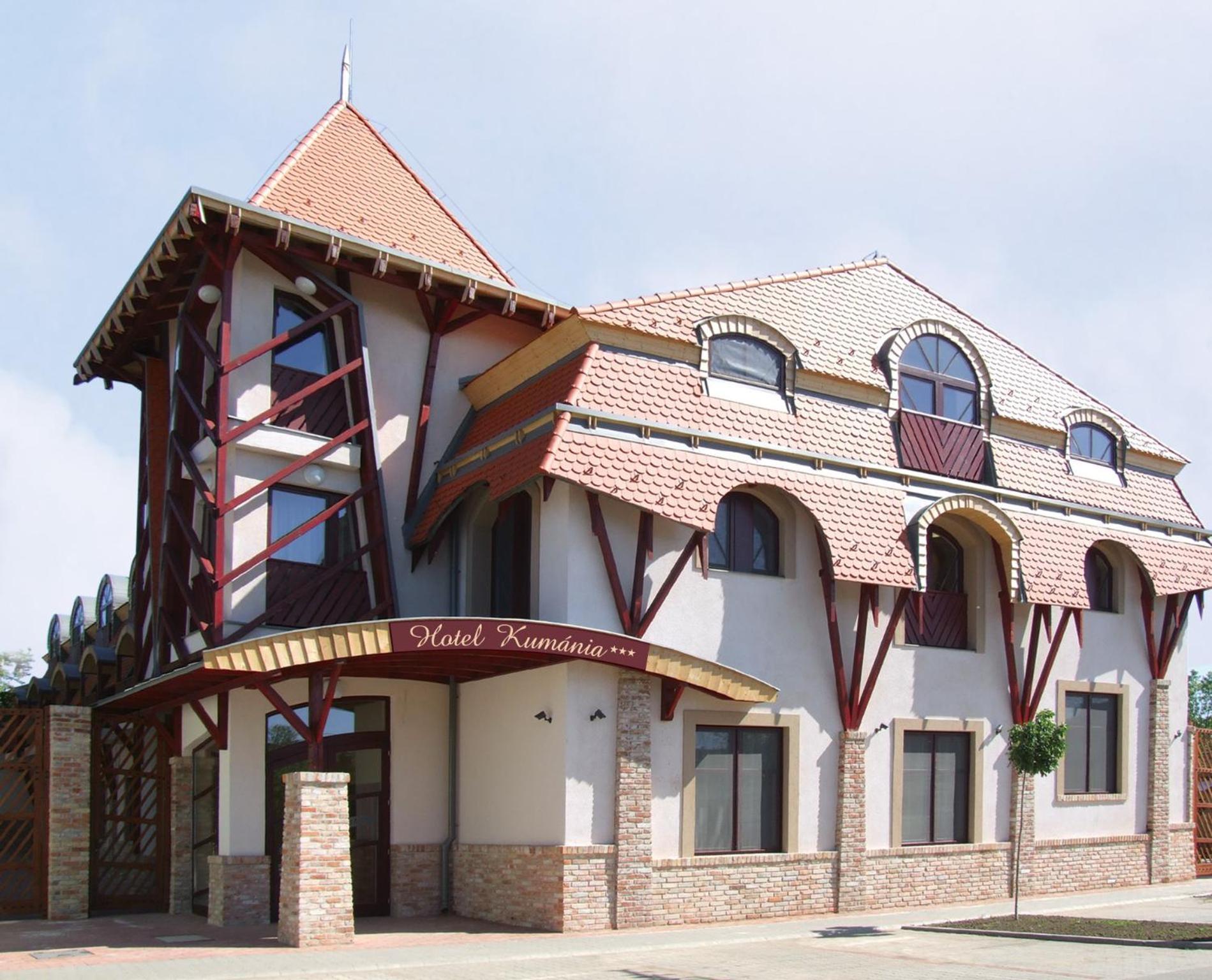 Hotel Kumania Kisujszallas Exteriör bild